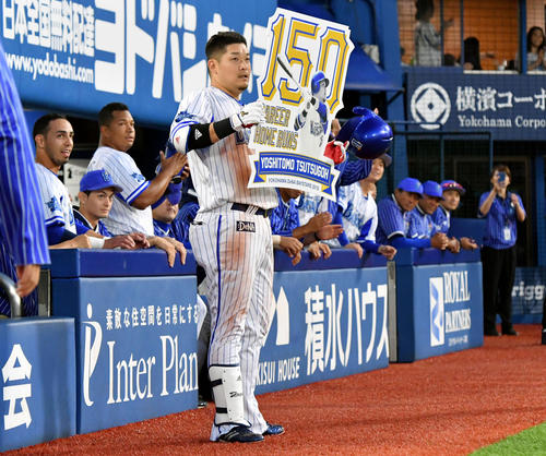 ＤｅＮＡ対中日　３回裏ＤｅＮＡ１死、通算１５０号となる勝ち越し右越えソロ本塁打を放った筒香は記念パネルを持ってファンの声援に応える（撮影・滝沢徹郎）