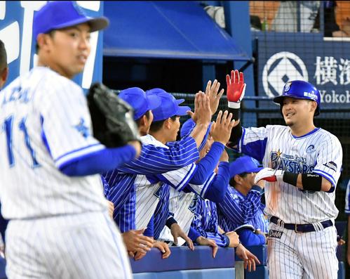 ＤｅＮＡ対中日　３回裏ＤｅＮＡ１死、通算１５０号となる勝ち越し右越えソロ本塁打を放った筒香（右）はナインとハイタッチする（撮影・滝沢徹郎）