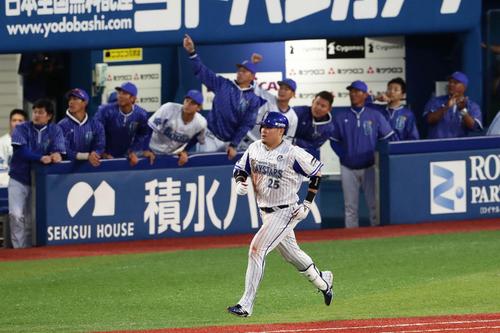 ＤｅＮＡ対中日　３回裏ＤｅＮＡ１死、筒香は通算１５０号本塁打を放ち打球を見ながら一塁へ向かう（撮影・丹羽敏通）