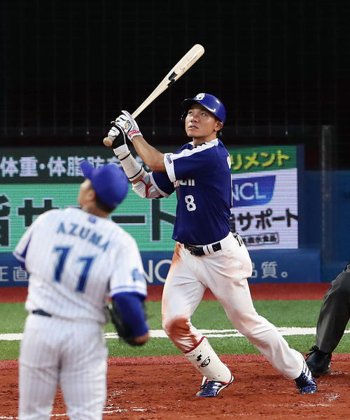 ＤｅＮＡ対中日　３回表中日１死、大島は右越え本塁打を放つ（撮影・丹羽敏通）