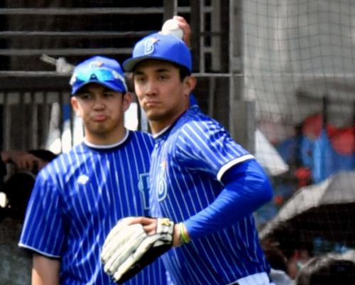 ＤｅＮＡ対中日　試合前の練習でノックを受けるＤｅＮＡ国吉（手前）（撮影・滝沢徹郎）