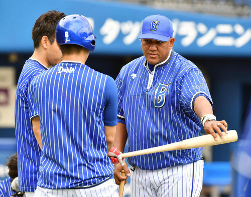 ＤｅＮＡ対中日　試合前の練習でＤｅＮＡ神里（手前）に打撃指導するラミレス監督（右）（撮影・滝沢徹郎）