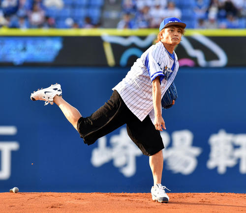 ＤｅＮＡ対中日　イベント始球式で投球する諸星和己（撮影・滝沢徹郎）