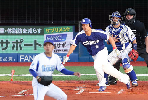 ＤｅＮＡ対中日　１回表中日２死一、二塁、平田は先制の中前適時打を放つ。投手東（撮影・丹羽敏通）