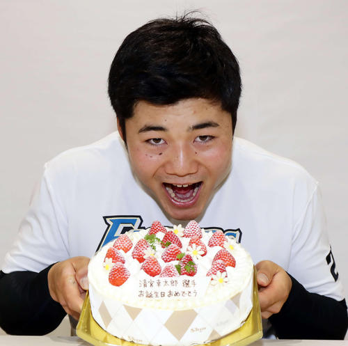 西武対日本ハム　19歳の誕生日を迎えた日本ハムの清宮は、バースデーケーキを笑顔でほおばる（撮影・浅見桂子）