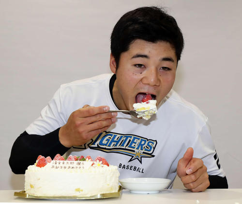 西武対日本ハム　19歳の誕生日を迎えた日本ハムの清宮は、バースデーケーキをパクリ（撮影・浅見桂子）