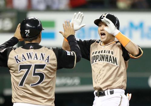 西武対日本ハム　６回表日本ハム無死、本塁打を放ちジャンプして生還する杉谷（撮影・黒川智章）