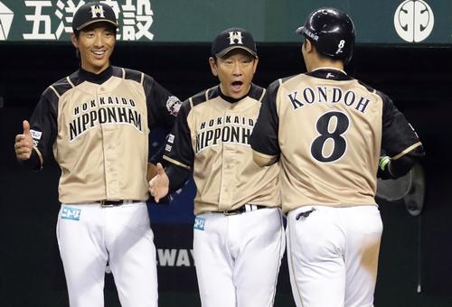 西武対日本ハム　７回表日本ハム無死一、三塁、近藤（手前）が左翼に３点本塁打を放ち、笑顔で迎える栗山監督（中央）ら（撮影・浅見桂子）