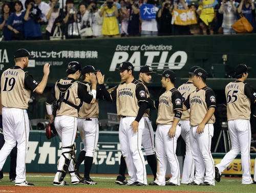 西武対日本ハム　８ー５で逃げ切り、選手をハイタッチで迎える日本ハム清宮（中央）（撮影・浅見桂子）