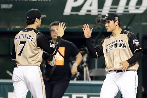 西武対日本ハム　８ー５で逃げ切り、西川ら選手をハイタッチで迎える日本ハム清宮（右）（撮影・浅見桂子）