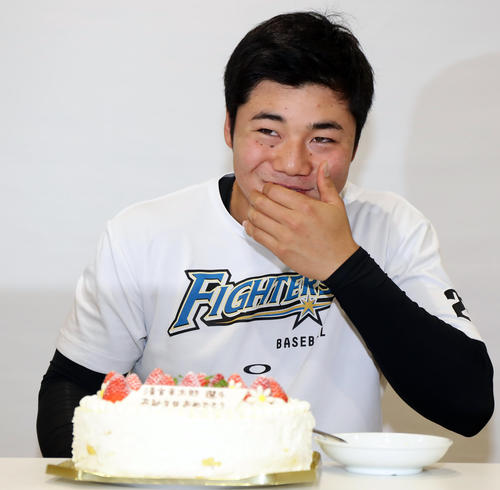 西武対日本ハム　19歳の誕生日を迎えた日本ハムの清宮は、バースデーケーキをパクリと食べるとはにかんだ笑顔を見せる（撮影・浅見桂子）