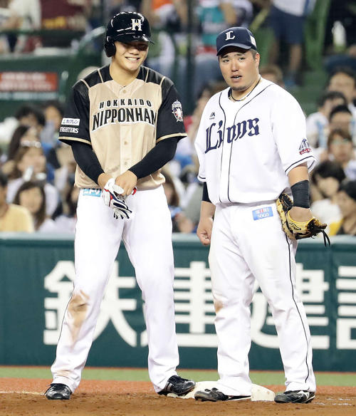 西武対日本ハム　７回表日本ハム２死二塁、右前適時打を放った清宮（左）は山川から声をかけられニッコリ（撮影・浅見桂子）