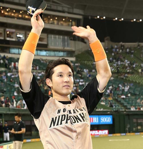 西武対日本ハム　試合後、スタンドの声援に応える杉谷（撮影・黒川智章）