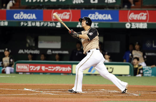 西武対日本ハム　１回表日本ハム２死一塁、中田は左翼に先制２点本塁打を放つ（撮影・浅見桂子）