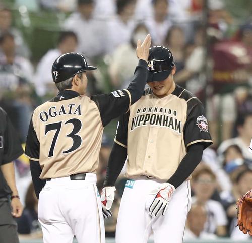 西武対日本ハム　２回表日本ハム１死一、二塁、中島の遊ゴロで二塁走者の清宮は二塁に戻りかけ緒方コーチにチョップされる（撮影・黒川智章）