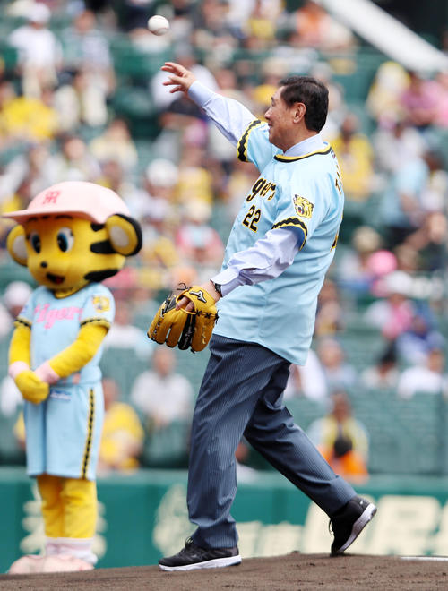 ファーストピッチセレモニーを行う田淵幸一氏(撮影・加藤哉)
