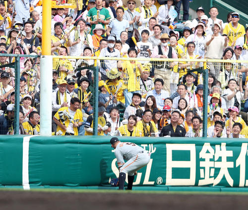 ゲレーロは江越の打球を後方へそらしエラーする(撮影・加藤哉)