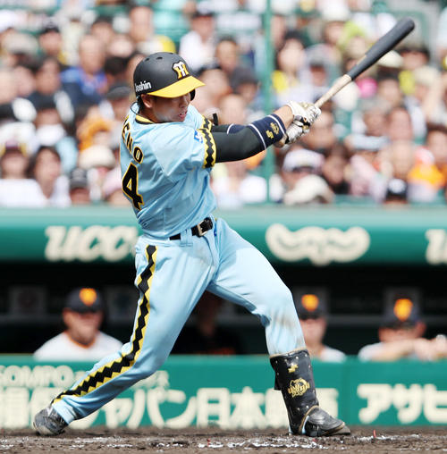 2回裏阪神1死三塁、梅野は右前適時打を放つ(撮影・加藤哉)