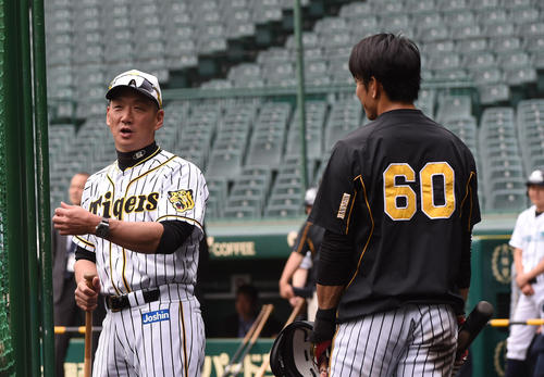 金本知憲監督(左)は中谷将大と話す(撮影・奥田泰也)