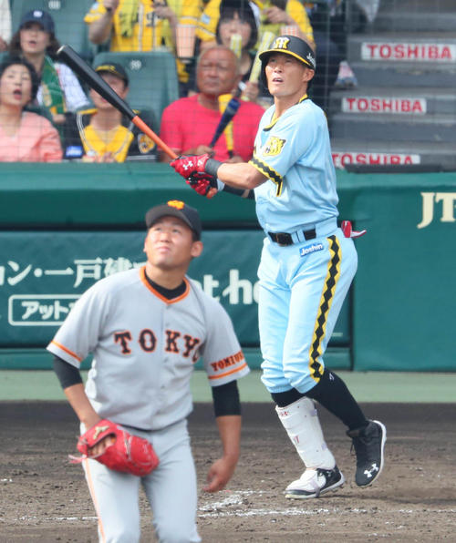 4回裏阪神1死満塁、糸井嘉男は右犠飛を放つ(撮影・宮崎幸一)