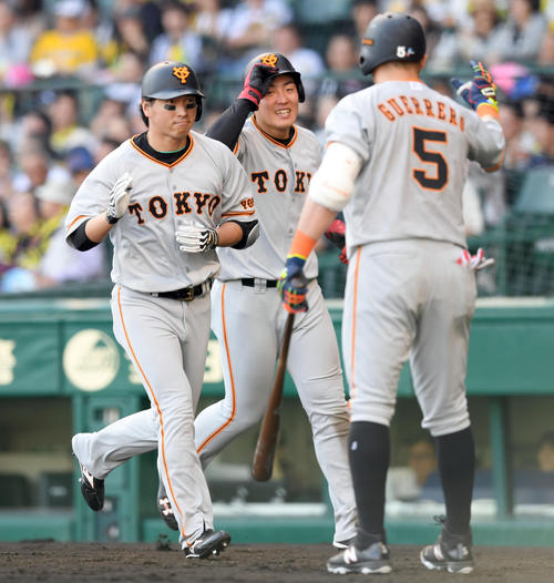 8回表巨人2死一塁、左越えに同点2点本塁打を放った長野久義(左)と岡本和真、出迎えるゲレーロ(撮影・ たえ 見朱実)