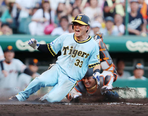9回裏阪神2死一、二塁、二走糸原は中谷の左前打で生還しサヨナラ勝ちとなる(撮影・加藤哉)