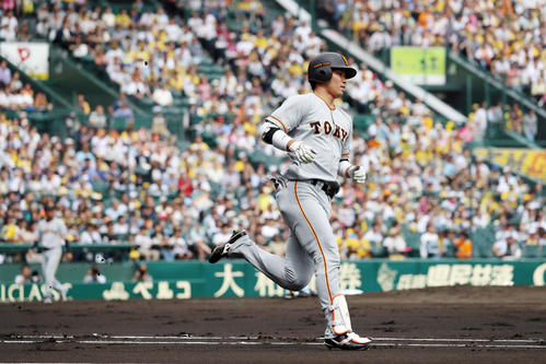 2回表巨人1死、大城は右越えソロ本塁打を放つ(撮影・加藤哉)