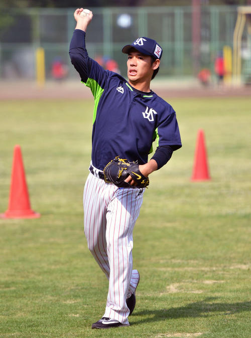 ヤクルト対DeNA 試合前の練習でキャッチボールするヤクルト小川(撮影・滝沢徹郎)