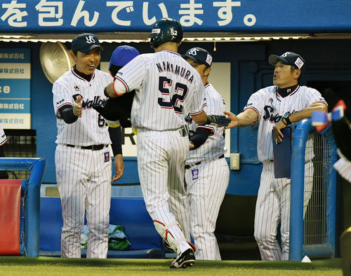 ヤクルト対DeNA 3回裏ヤクルト1死、右越え本塁打を放った中村を笑顔で出迎える小川監督(後列左)(撮影・滝沢徹郎)