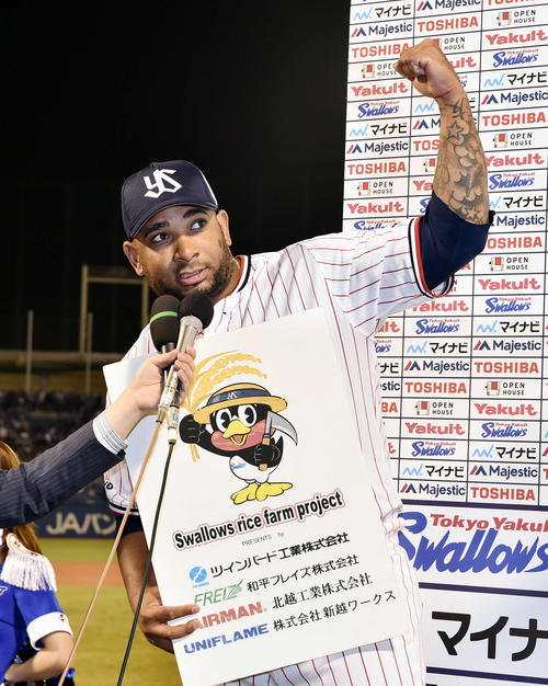 ヤクルト対DeNA ヒーローインタビューでガッツポーズするヤクルトのバレンティン(撮影・滝沢徹郎)