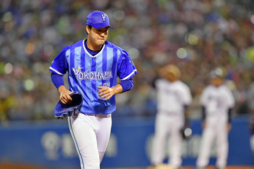 ヤクルト対DeNA 5回裏途中でマウンドを降りるDeNA平良(撮影・滝沢徹郎)