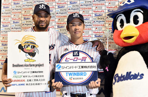 ヤクルト対DeNA ヒーローインタビューを終えつば九郎(右)と記念撮影するヤクルトのバレンティン(左)と小川(撮影・滝沢徹郎)