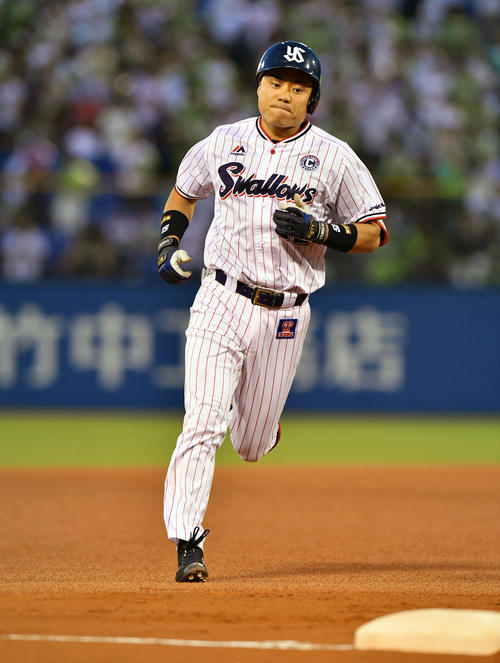 ヤクルト対DeNA 3回裏ヤクルト1死、同点となる右越え本塁打を放った中村は塁を回る(撮影・滝沢徹郎)