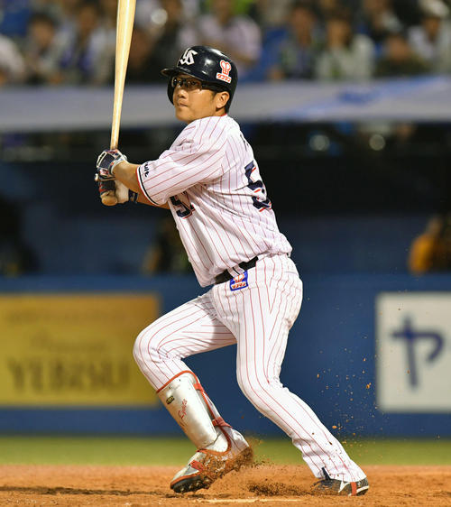 ヤクルト対DeNA 4回裏ヤクルト2死三塁、藤井は同点となる適時打を放つ(撮影・滝沢徹郎)