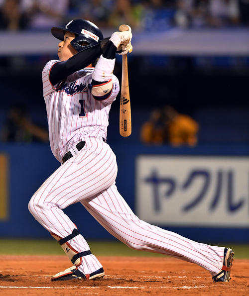 ヤクルト対DeNA 7回裏ヤクルト無死、山田哲人は中越えソロ本塁打を放つ(撮影・滝沢徹郎)