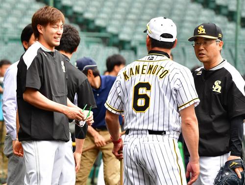 阪神対ソフトバンク　試合前、金本監督（中央）とあいさつを交わす柳田（左）（撮影・清水貴仁）