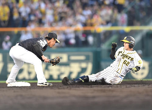 阪神対ソフトバンク　３回裏阪神無死、植田海右翼線安打で二塁狙うもアウトとなる（撮影・奥田泰也）