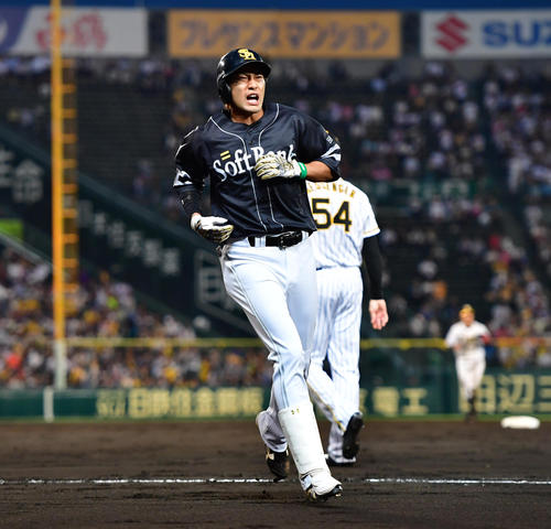 阪神対ソフトバンク　４回表ソフトバンク１死、メッセンジャー（奥）の前に一ゴロに倒れる柳田（撮影・清水貴仁）