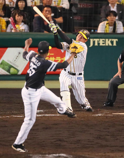 阪神対ソフトバンク　７回裏阪神２死二塁、福留孝介は空振り三振に倒れる（撮影・宮崎幸一）