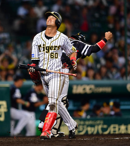 阪神対ソフトバンク　９回裏阪神２死一、二塁、中谷が三振で試合終了となる、捕手高谷（撮影・清水貴仁）