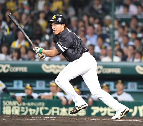 阪神対ソフトバンク　９回表ソフトバンク無死一、二塁、柳田悠岐は左前適時安打を放つ（撮影・奥田泰也）