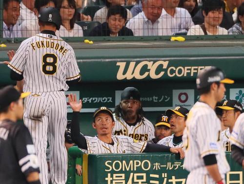 阪神対ソフトバンク　９回裏阪神１死一、二塁、鳥谷敬（中央）は四球を選んだ福留孝介（左）を迎える。右手前は代走に出た江越大賀（撮影・宮崎幸一）＝２０１８年５月29日、甲子園球場