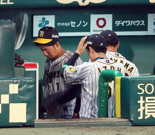 阪神対ソフトバンク　９回裏阪神攻撃終了、鳥谷敬（左）は幕切れの瞬間はベンチに不在だったが、引き上げる人波に逆らいながらベンチに戻り、用具を取って引き上げる（撮影・宮崎幸一）＝２０１８年５月29日、甲子園球場