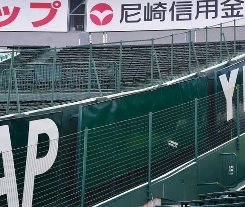 阪神対ソフトバンク　甲子園球場も日大の看板がなくなる（撮影・清水貴仁）