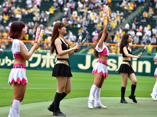試合前、タイガースガールズ（白）とソフトバンクのハニーズ（黒）が試合を盛り上げる（撮影・清水貴仁）