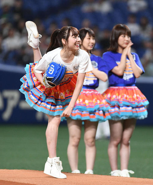 中日対オリックス　試合前、始球式を行ったＳＫＥ４８須田亜香里（撮影・渦原淳）