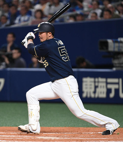 中日対オリックス　８回表オリックス２死満塁、Ｔ－岡田は中前に２点適時打を放つ（撮影・渦原淳）