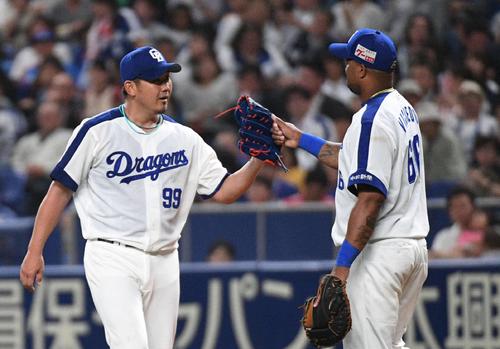 中日対オリックス　６回表オリックス無死、吉田正尚の一塁ゴロでベースカバーに入った松坂大輔（左）はダヤン・ビシエドとタッチをかわす（撮影・渦原淳）