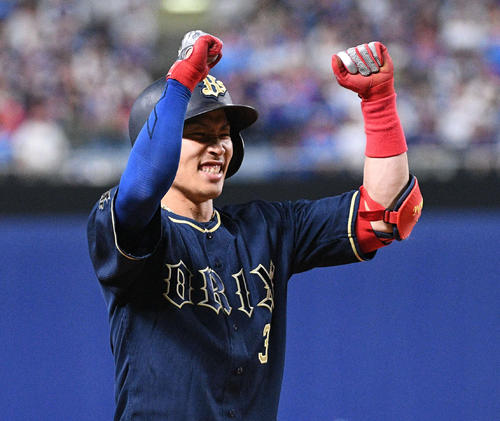 中日対オリックス　８回表オリックス２死一、二塁、Ｔ安達了一は２点二塁打を放ち塁上でバンザイ（撮影・渦原淳）