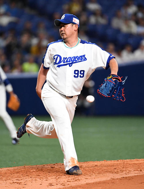 中日対オリックス　４回表オリックス２死一塁、安達の中前打に足を出す松坂（撮影・前岡正明）
